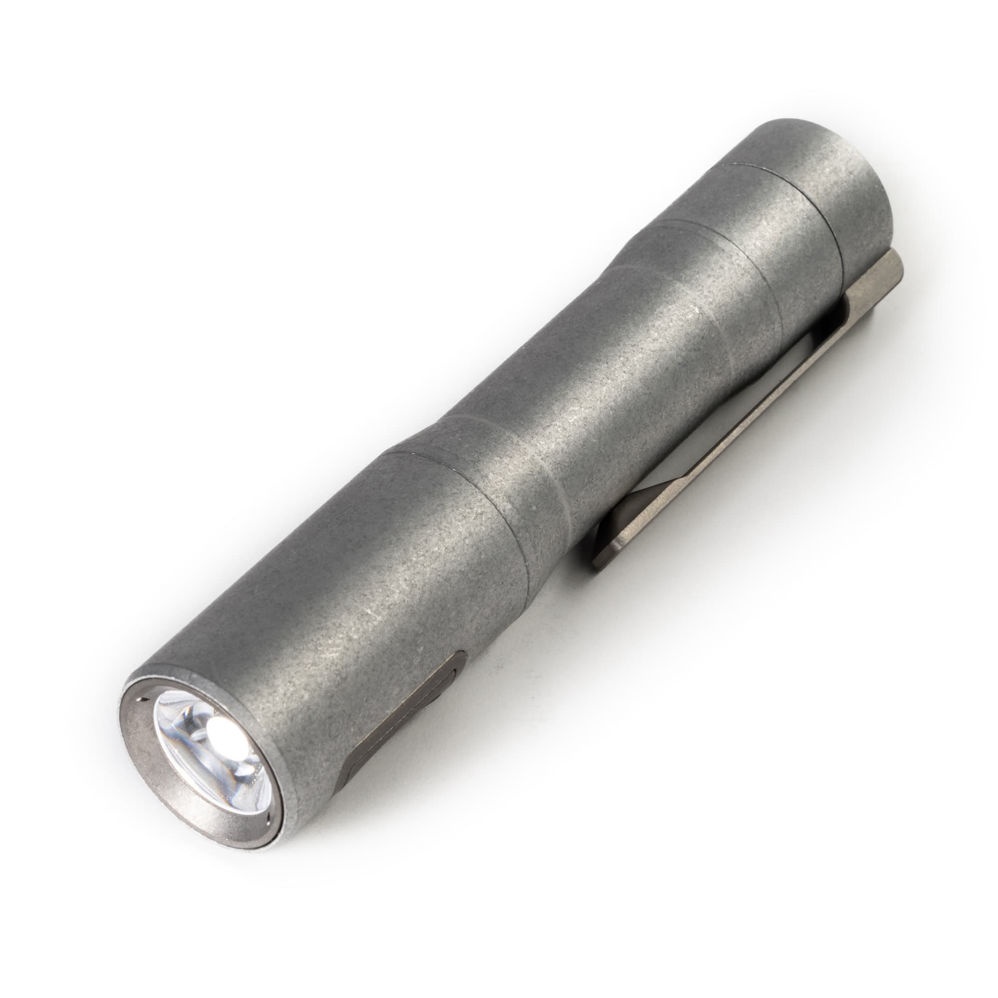 RAMPANTâ„¢ R8 EDC Flashlight (Rough Stonewashed Aluminum + Ti Buttons + Bezel + Clip) 1300+ LUMENS Nichia 519A - Image 4