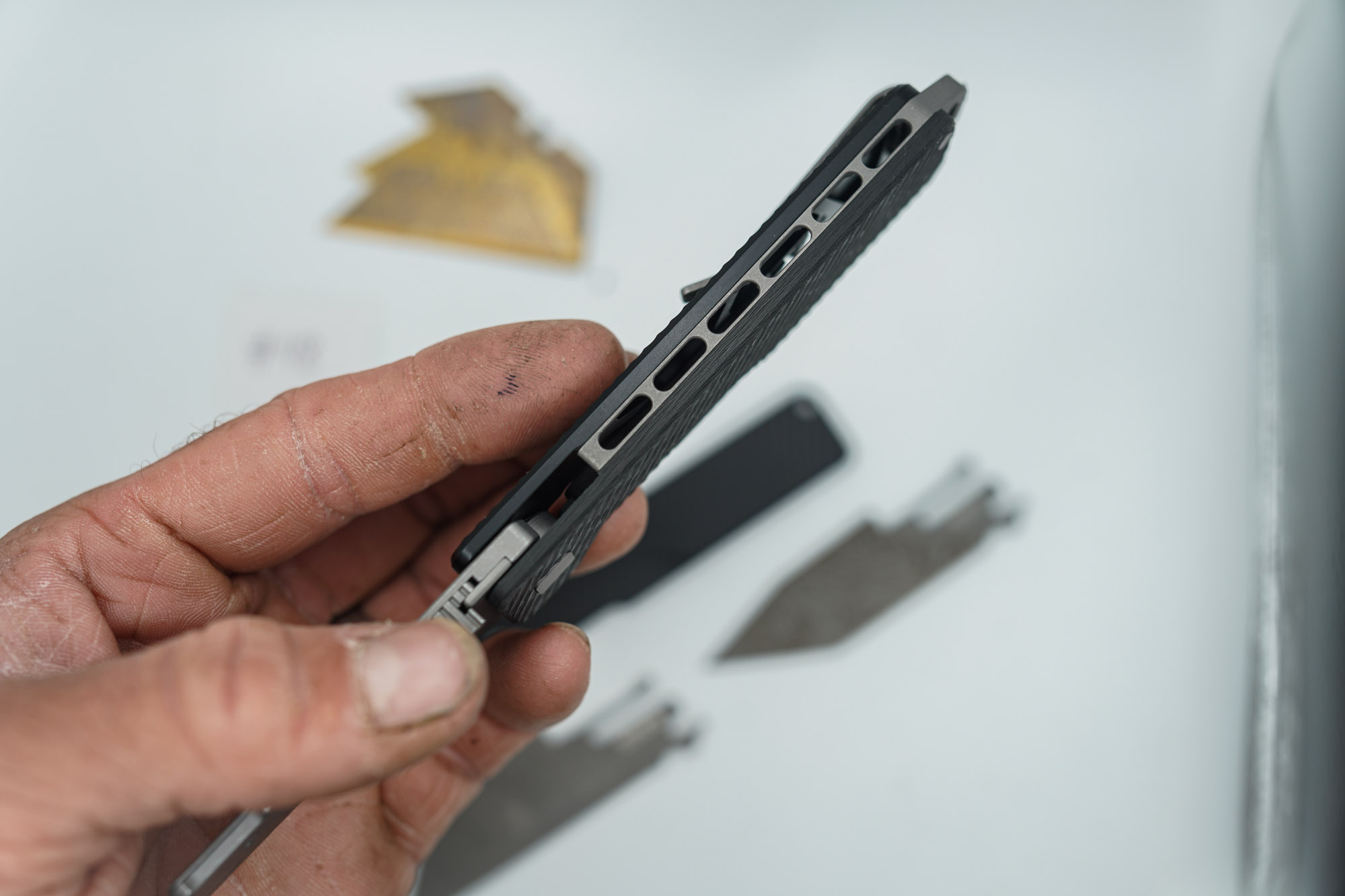 BUILD #48 Combo — Condition 10/10 — TiRant ULTRA Carbon Fiber USA-Milled Deep Slash RH Scale + Jet-Black PVD Deep Slash LH Scale + Original Deep Slash RH Ti Black PVD Scale + Installed Skeleton Glass-Breaker Rear Spacer + 4X Custom Laser Engraved Razor Blades + D2 Full-Razor Style Hotswap Blade + Half Tanto Topo Lasered Blem Blade - Image 4