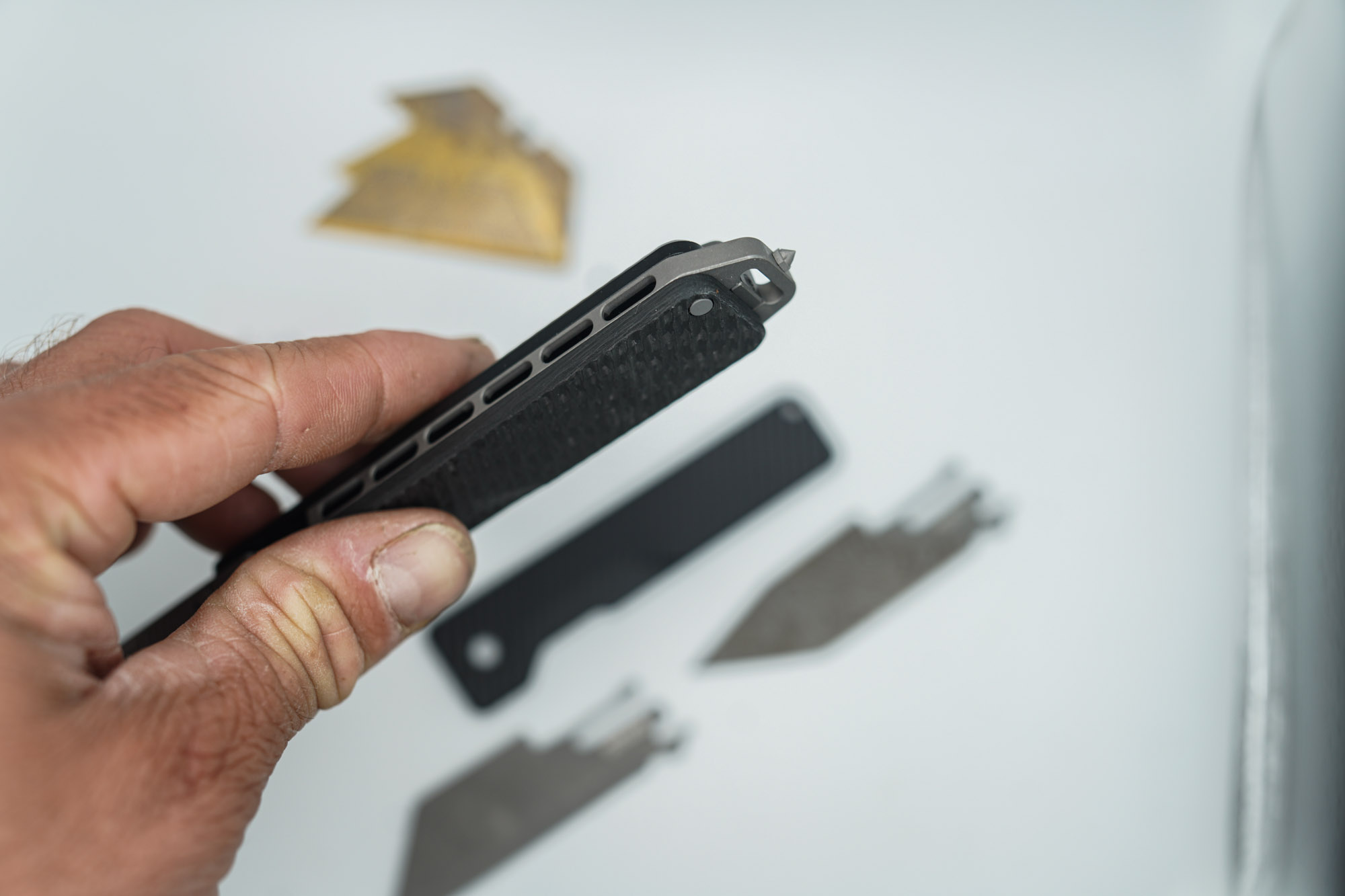 BUILD #48 Combo — Condition 10/10 — TiRant ULTRA Carbon Fiber USA-Milled Deep Slash RH Scale + Jet-Black PVD Deep Slash LH Scale + Original Deep Slash RH Ti Black PVD Scale + Installed Skeleton Glass-Breaker Rear Spacer + 4X Custom Laser Engraved Razor Blades + D2 Full-Razor Style Hotswap Blade + Half Tanto Topo Lasered Blem Blade - Image 7
