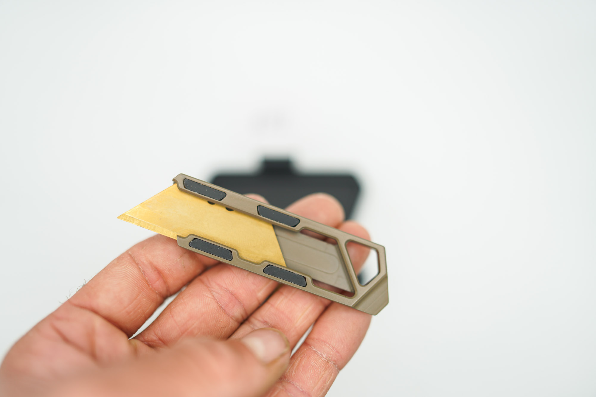 BUILD #192 Condition 9/10 — TiRant RAZOR-M MacLock Edition 2.0 (Black Magnets With No Clip) + FDE-TAN Cerakote Prototype (See Photo For Exact Knife) 10X Gold Razor Blades - Image 7
